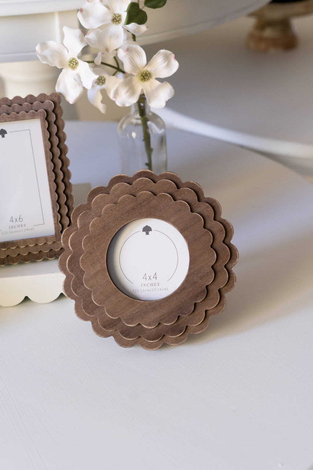 17035 - 8x8 wood scallop photo frame (ROUND) for 4x4 pic