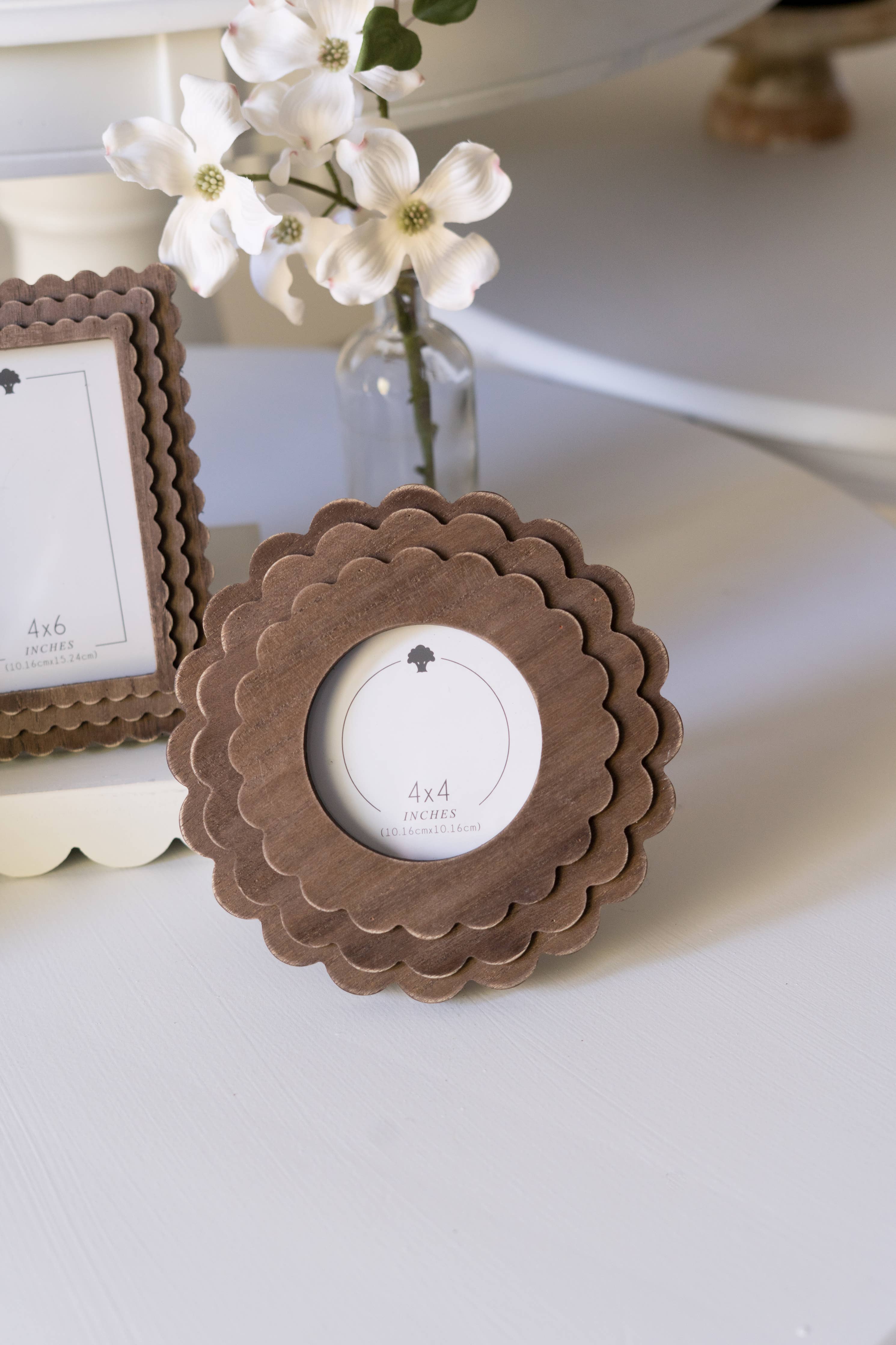 17035 - 8x8 wood scallop photo frame (ROUND) for 4x4 pic