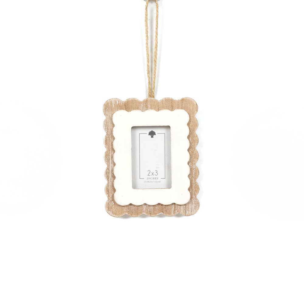 Wood scallop photo frame ornament 2x3 pic; nat/wh - 17051