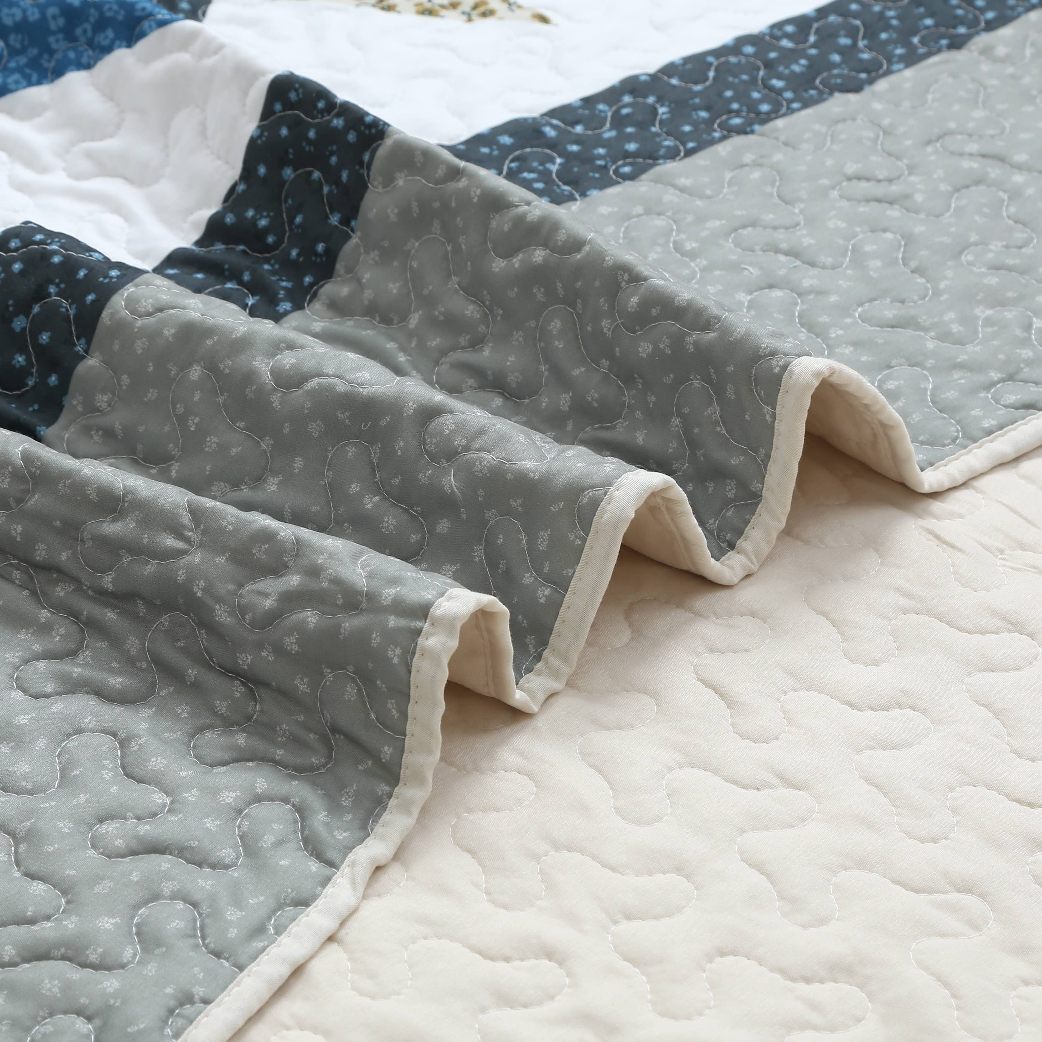 Virah Bella "Starry Elegance" Quilted Throw Blanket
