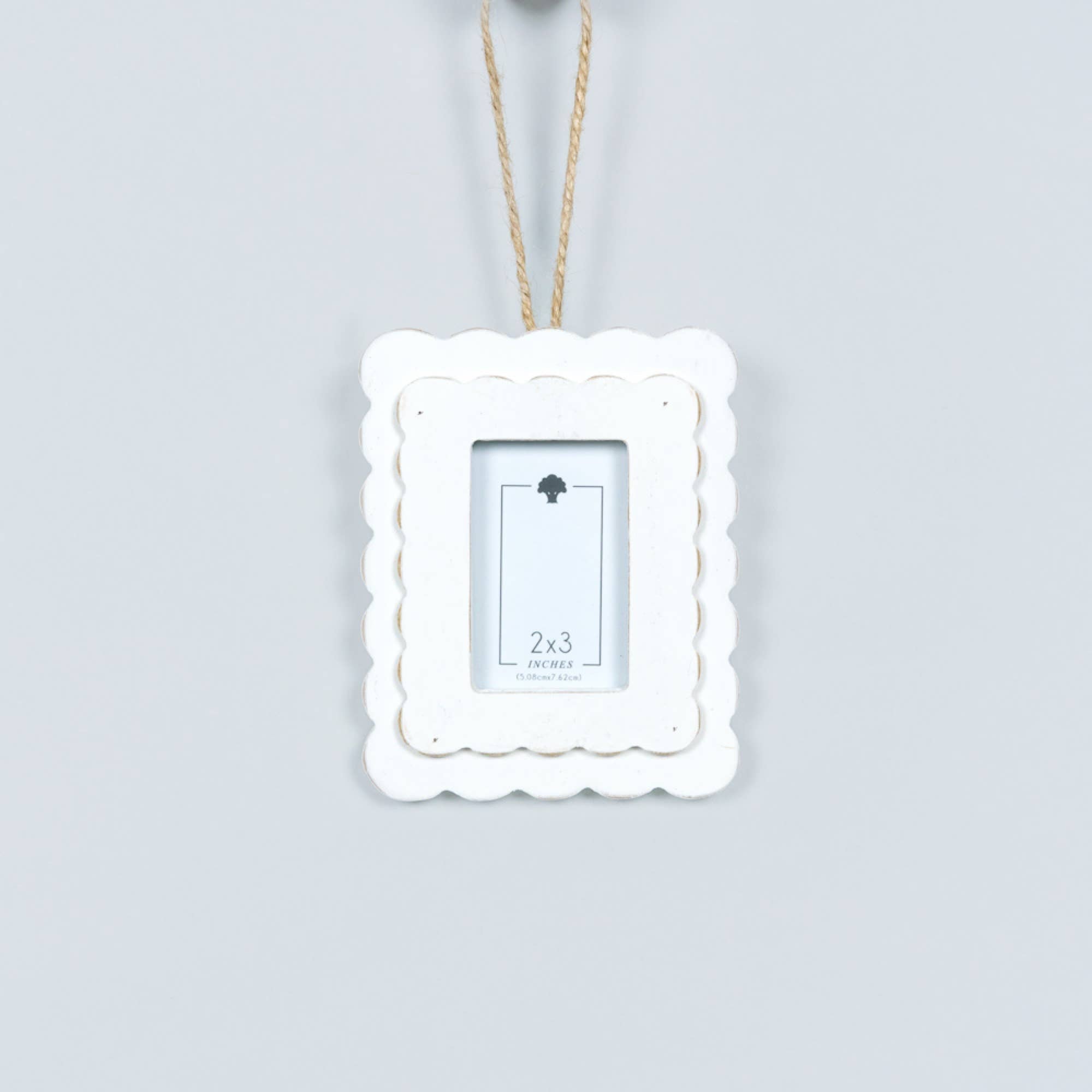 Wood scallop photo frame ornament 2x3 pic, white  - 17049
