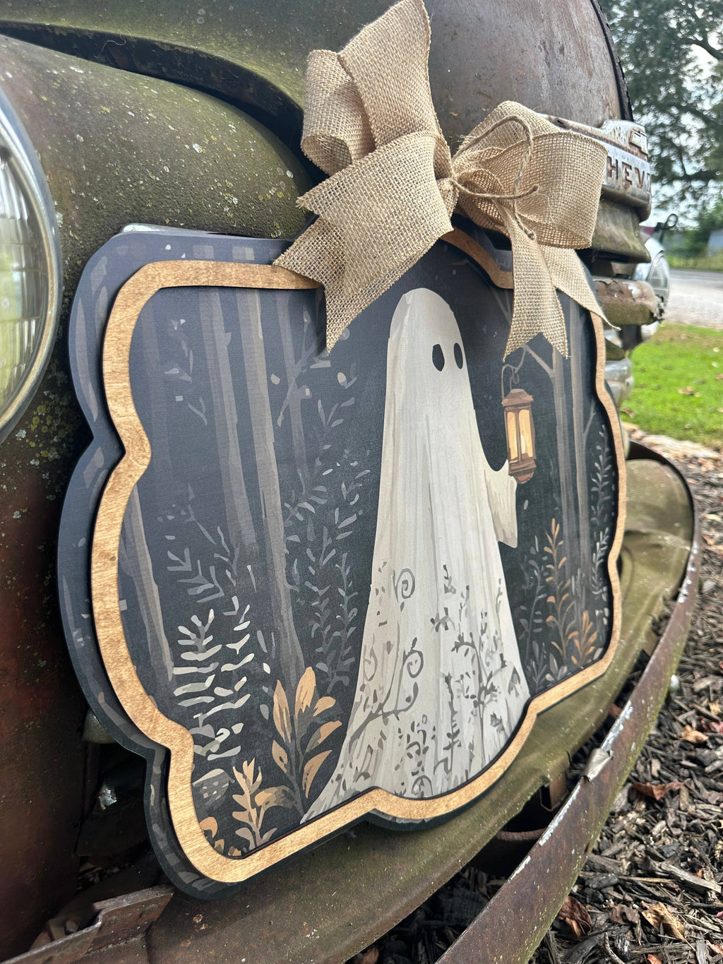 Round Wooden Sign 21.65" - Ghost with Lantern