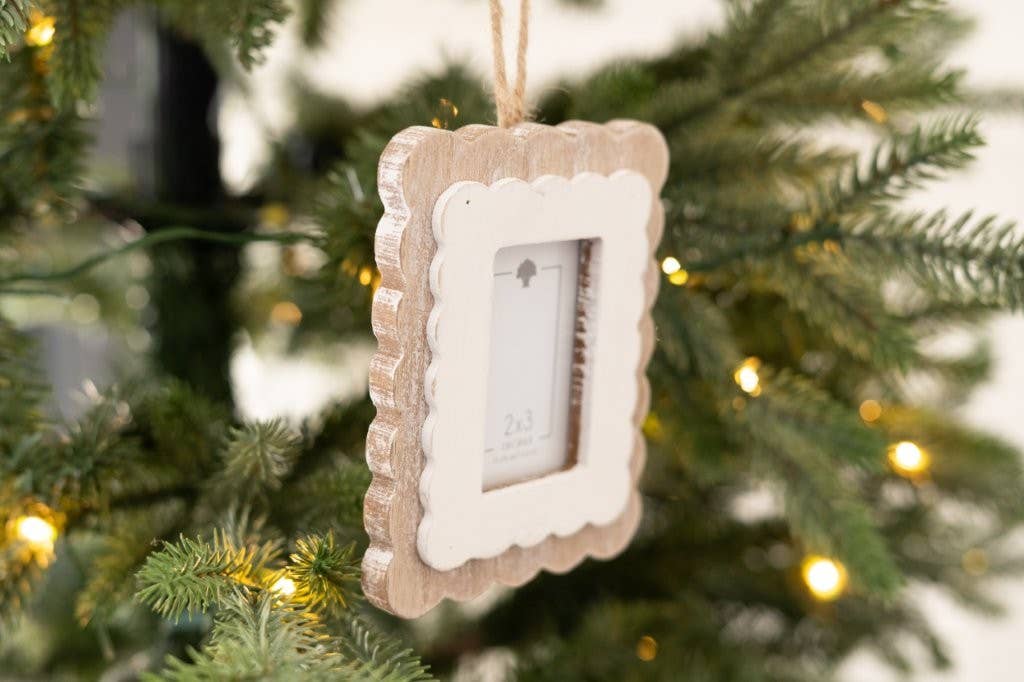Wood scallop photo frame ornament 2x3 pic; nat/wh - 17051