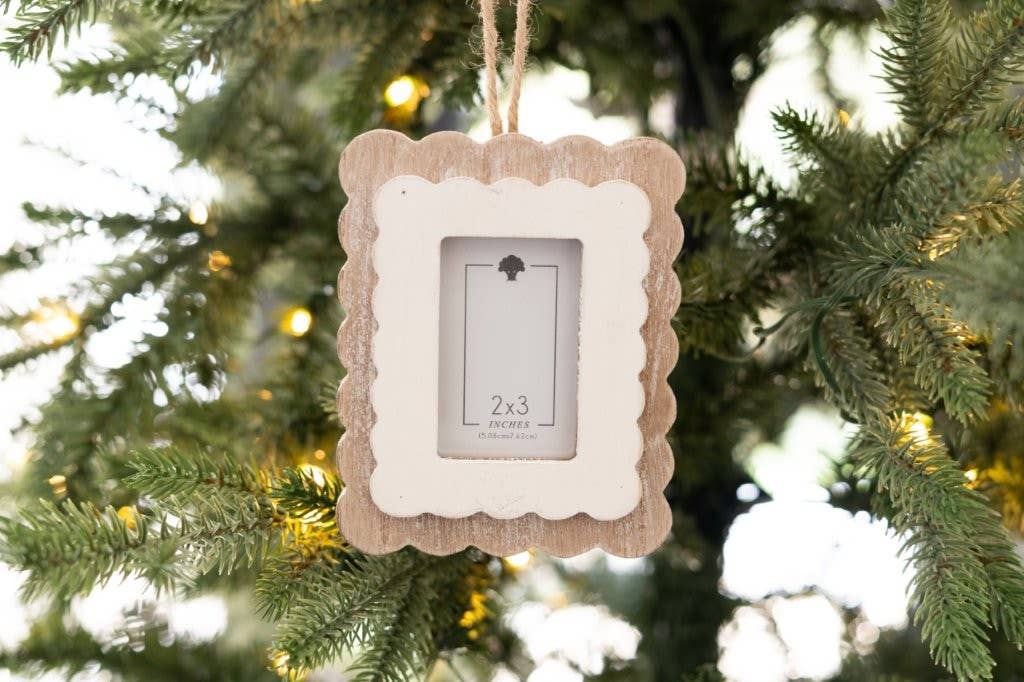 Wood scallop photo frame ornament 2x3 pic; nat/wh - 17051