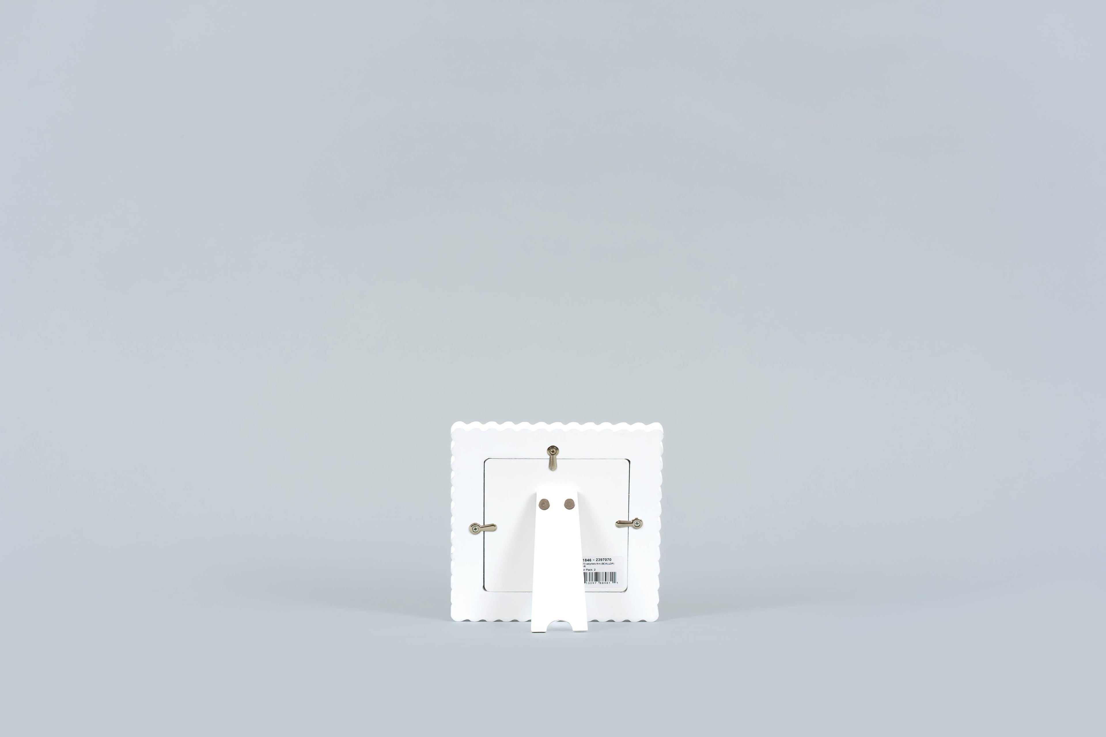 17017 - 6x6x1 wood photo frame (SCALLOP) wh (4x4) pic 11846