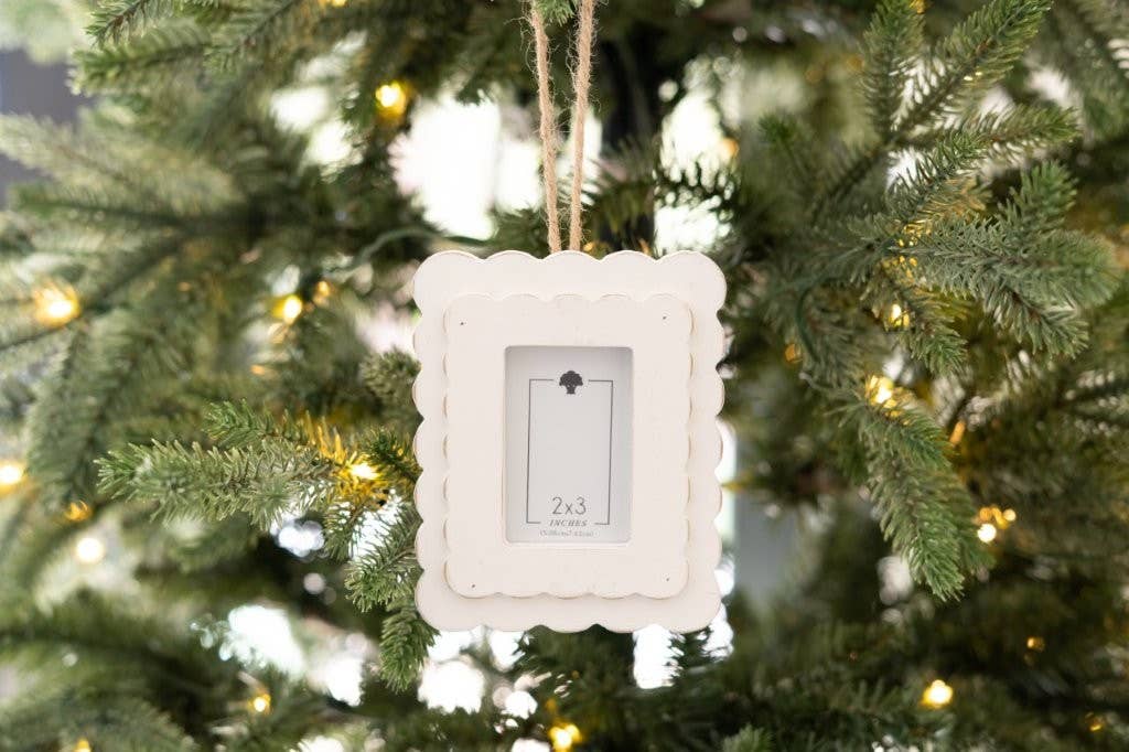 Wood scallop photo frame ornament 2x3 pic, white  - 17049